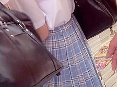 Japanese schoolgirl do not notice even if she was inserted
