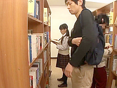 JAV 図書館にエロ本を手に取った女子校生の反応