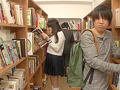 JAV 図書館にエロ本を手に取った女子校生の反応