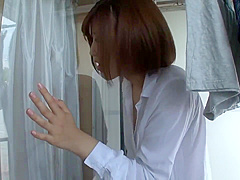 Mizuno Asahi climbs over to neighbour room