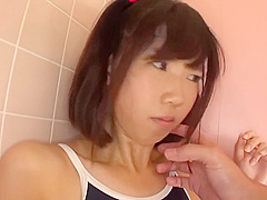 小柄なロリ少女が上着からちっぱい丸出し状態で生チンポにメス顔で喘ぐ