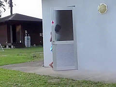 小柄なロリ少女が上着からちっぱい丸出し状態で生チンポにメス顔で喘ぐ