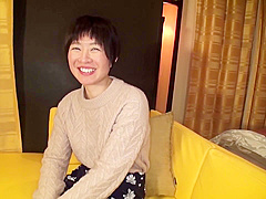 Hara Eri Sprinkles With A Cute Healing Beauty With Double Teeth