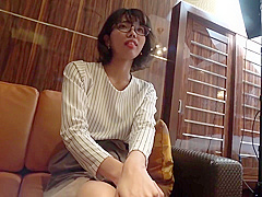 Sex Loving Salesman Lady Who Can Easily Go Through Life