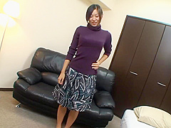 Asian babe with a hairy pussy loves to play