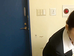 巨乳熟女穿着OL制服和性感丝袜