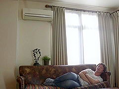 突然の大雨で帰宅難民になった彼女の妹と朝まで 佐知子