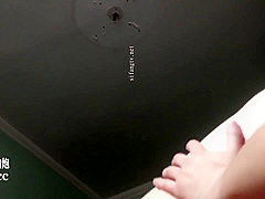 一对一裸聊 喷水 包射aiyp.cc 与美女王璐璐 啪，啪，啪的视频流出 T到他情到深处时对着镜头摆起了pose
