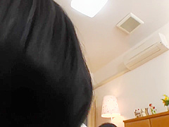 誘惑隔壁超短裙穿连裤袜掃地的太太 35-8