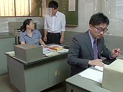 Mature teacher in pantyhose fingering creampie in office