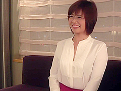 Married woman who swings while swinging her waist