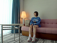 ショートカットの色白お姉さんが立ちバックで悶絶イキ