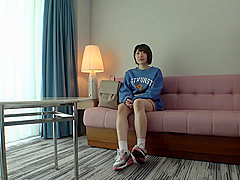 ショートカットの色白お姉さんが立ちバックで悶絶イキ