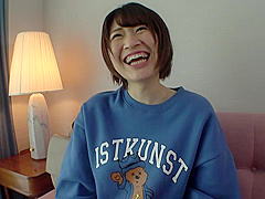 ショートカットの色白お姉さんが立ちバックで悶絶イキ