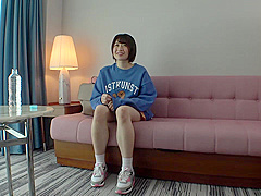 ショートカットの色白お姉さんが立ちバックで悶絶イキ