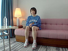 ショートカットの色白お姉さんが立ちバックで悶絶イキ