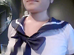 日本18 岁女学生喜欢性爱车和在家做爱