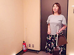 翔田千里　生意気な学生に巨乳脇固めで興奮させる