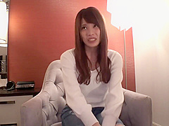 Foolery of a beautiful woman who scolds herself as a hairdresser