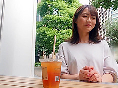 嫉妬深いご主人にストレスで爆発寸前という人妻が浮気する