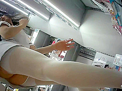 ミニスカ制服美容ブランド店員の接客中のギリギリ