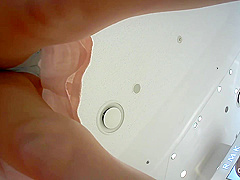 ミニスカ制服美容ブランド店員の接客中のギリギリ