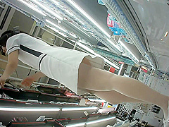 ミニスカ制服美容ブランド店員の接客中のギリギリ