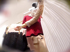 いかにもって感じのギャル店員さんで24歳くらいです