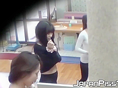 Films Three Petite Japanese Spraying Piss In The Bathhouse