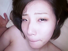 147 新妻の美乳を包む競泳水着