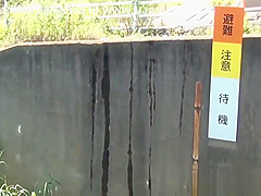 Japanese teens gush pee outdoors