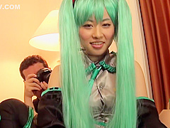 初音コス女子の糸引き愛液 集団乱交セックス&顔射