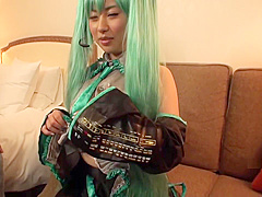 初音コス女子の糸引き愛液 集団乱交セックス&顔射