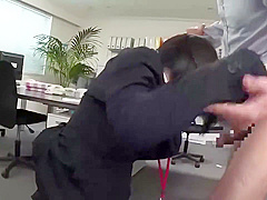 辦公室 套裝 OL 短髮辣妹 套裝 桌下偷口交 誘惑 桌上大戰 3P 兩男一女 絲襪控